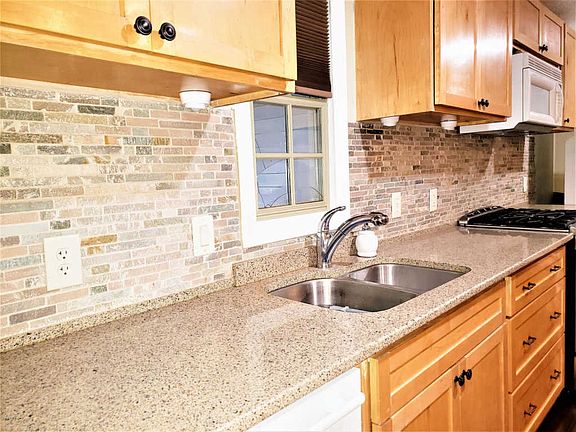 3rd image of 421 Connecticut Dr