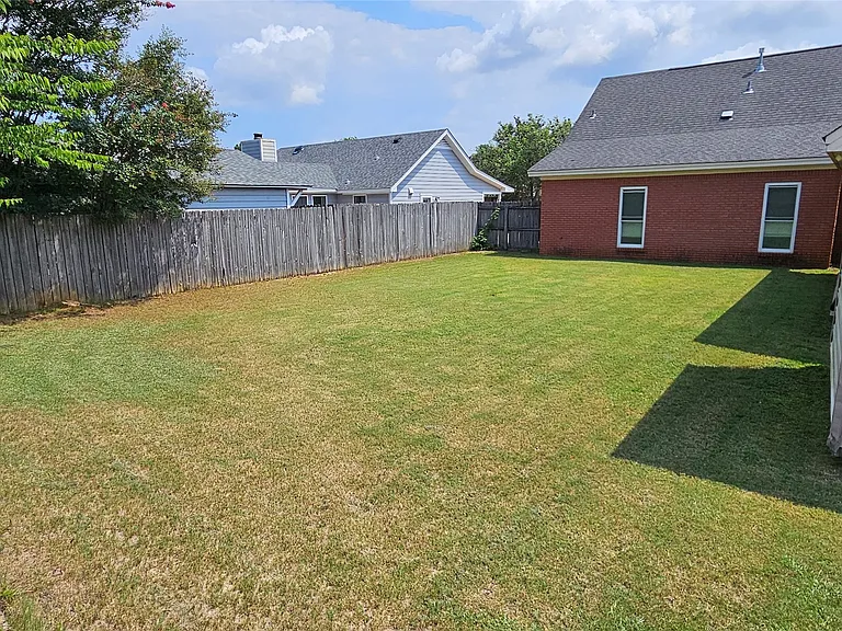 738 Summer Ln — Photo 16