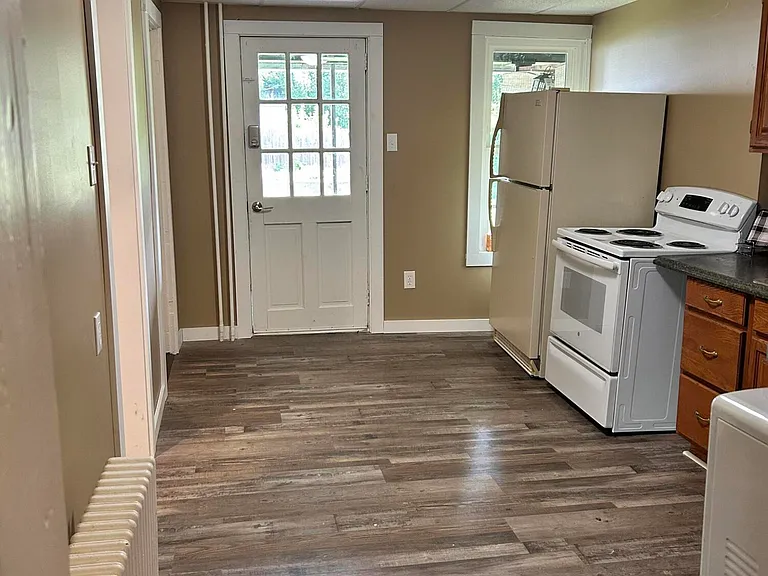 1225 Memorial Ave — Photo 5