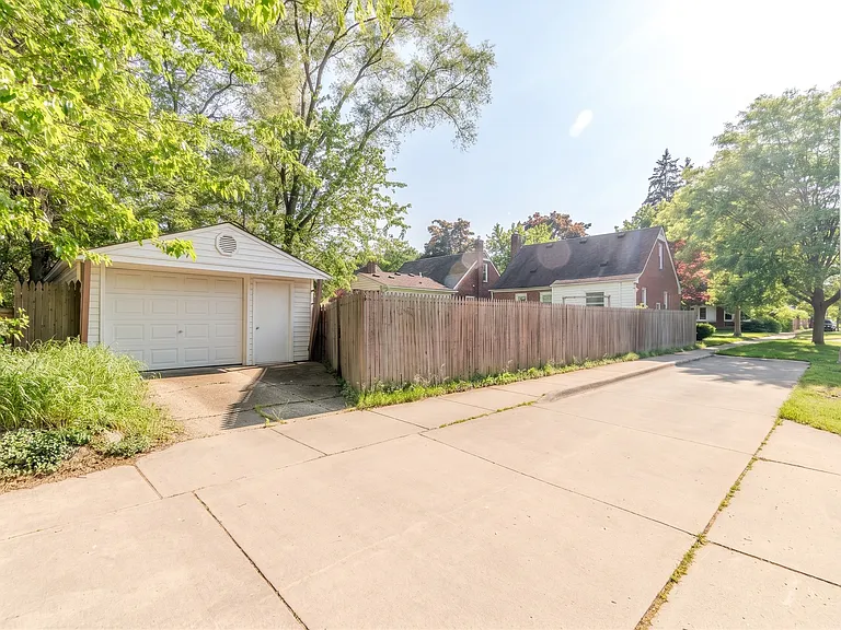 3224 N Altadena Ave — Photo 17