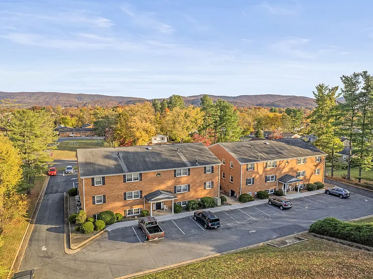 Summercrest Apartments — Photo 24