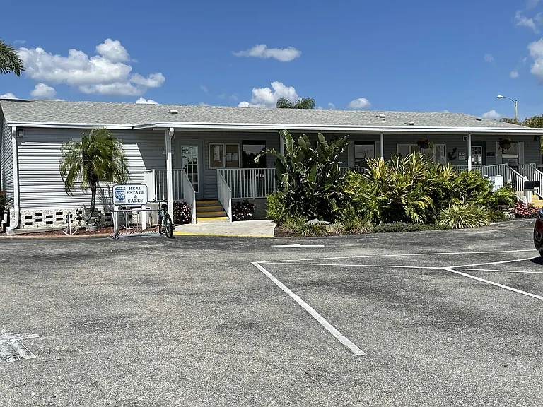 542 Tampico Dr — Photo 43
