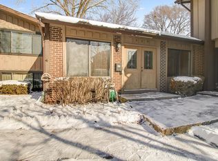 620 Forum Dr, Roselle, IL 60172