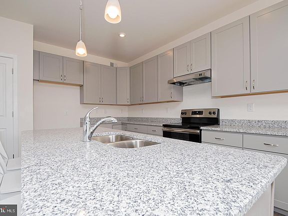 5th image of 446 Bellflower Way