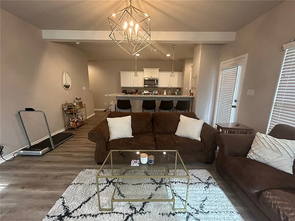 521 Hayes Ln — Photo 3