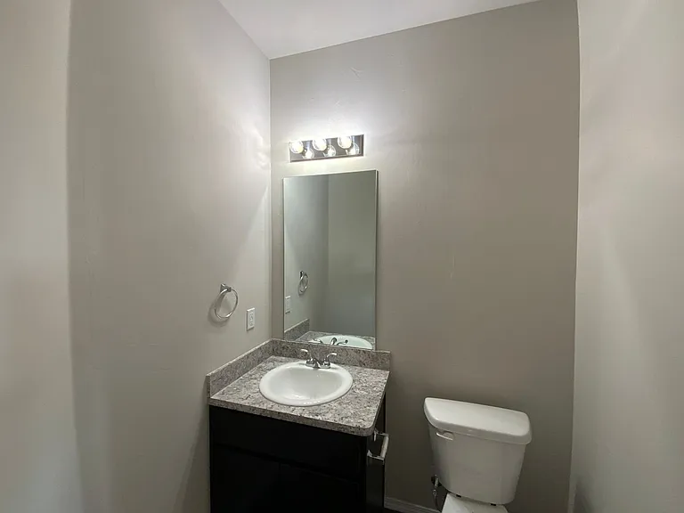 1841 Easton Ln — Photo 12
