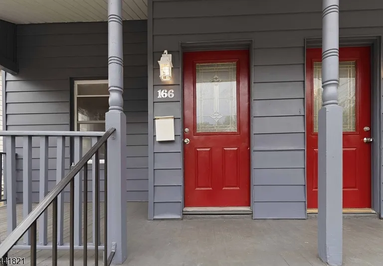 166 E Blackwell St — Photo 2
