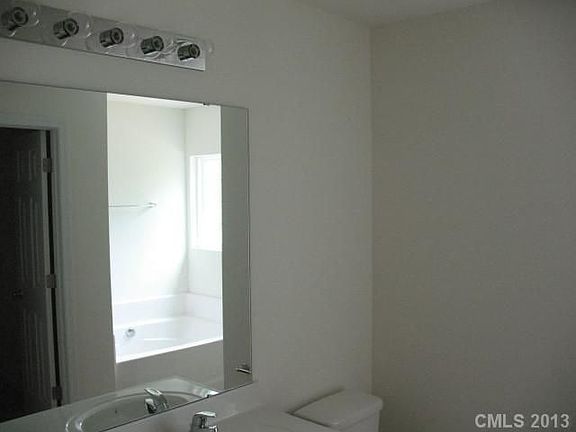 3rd image of 31 Valerie Dr