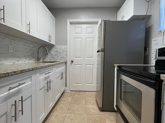 4th image of 3265 E Palm Dr