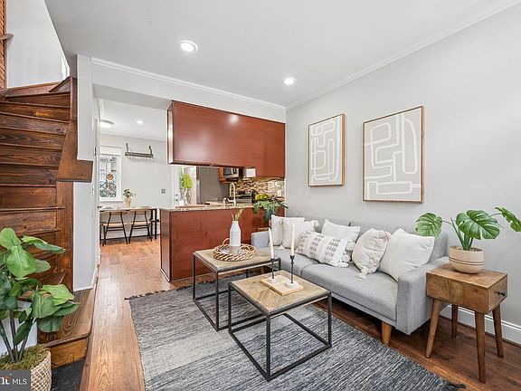 3rd image of 215 Grindall St