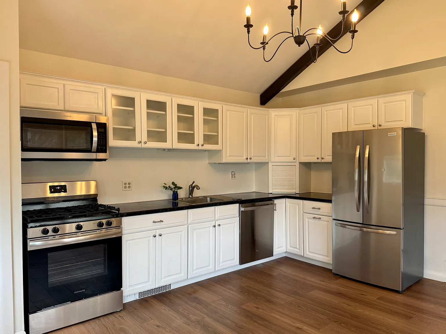 3 bed, 1576 sqft, $3,200 — Photo 2