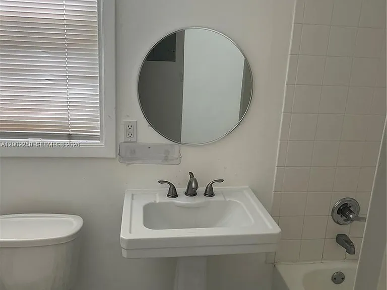 300 Sunset Dr #5 — Photo 5