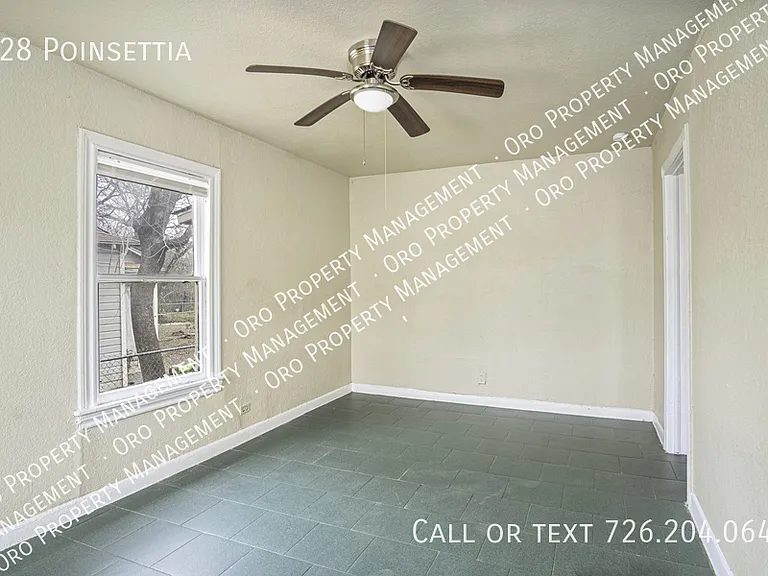 928 Poinsettia — Photo 12