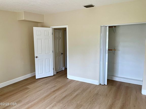 4th image of 550 Queens Mirror Cir