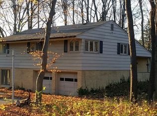 405 Oakwood Dr, Thiensville, WI 53092