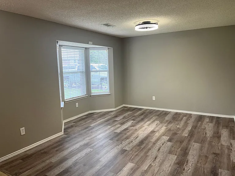 4405 Carriage Lane Cir — Photo 3