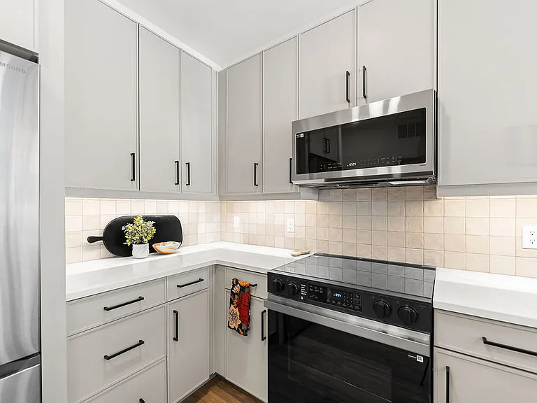 River's Edge Residences — Photo 7