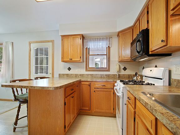 3rd image of 69 E Stevenson Dr