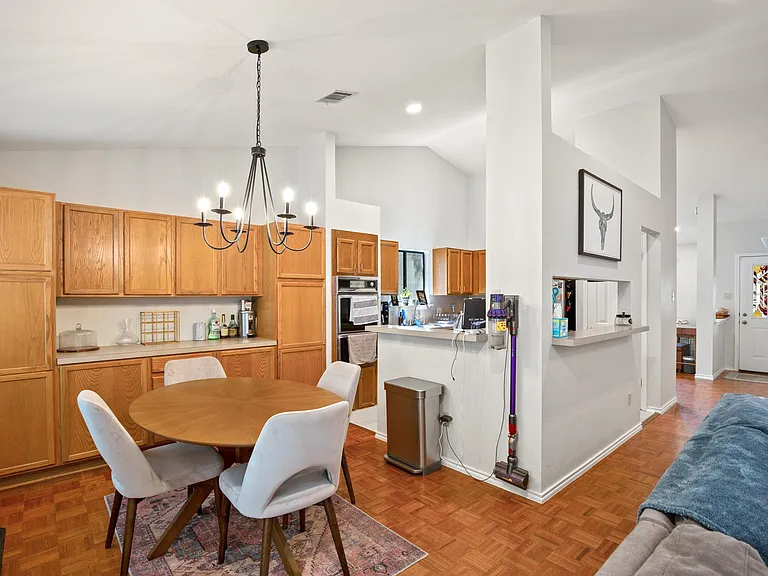 1709 Kimmerling Ln — Photo 3