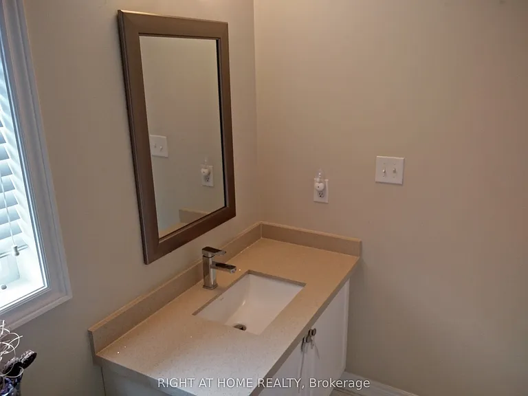 39 Daleridge Cres — Photo 12