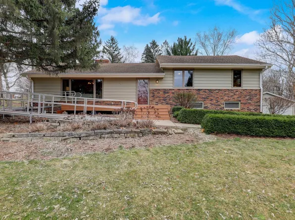 W215 Hillendale DRIVE, Oconomowoc, WI 53066