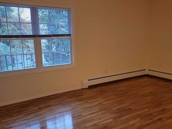 3rd image of 110 Midland Ave APT 20B