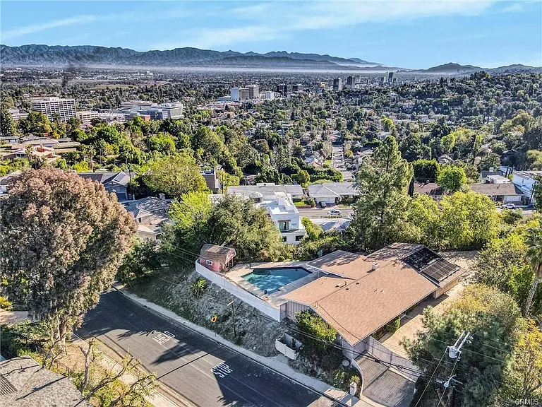 16922 Oak View Dr — Photo 2