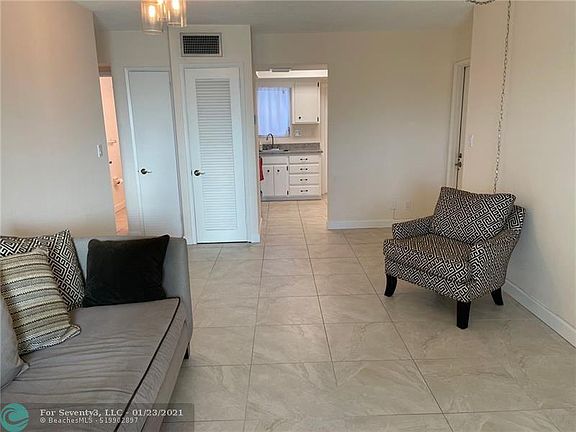 4th image of 2829 NE 30th St APT 201