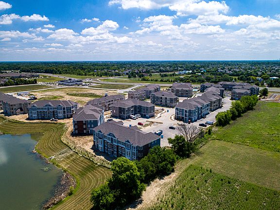 3rd image of 1601 S Waterleaf Dr #4-301