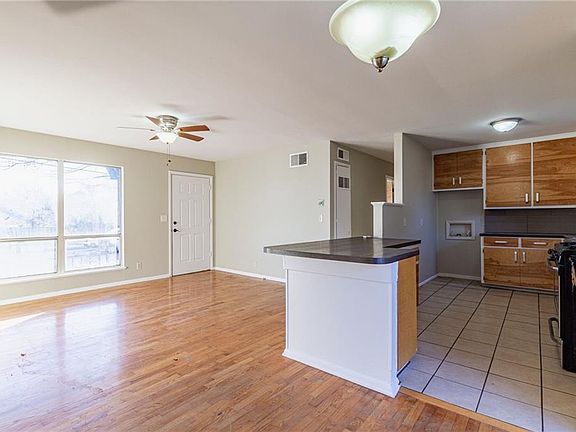 3rd image of 801 W Olive St