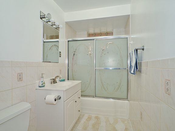 4th image of 7055 N California Ave #1S