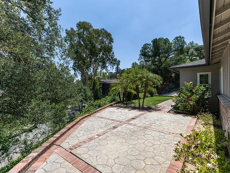 1290 Club House Dr — Photo 31