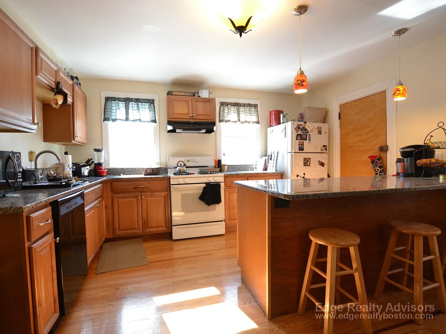 3 bed, 1100 sqft, $3,250 — Photo 2