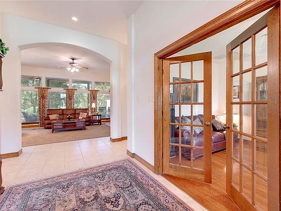 5th image of 200 Oak Meadow Dr