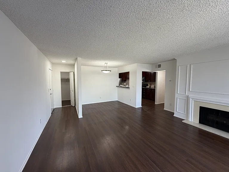 Versailles on the Lake Apartments — Photo 119
