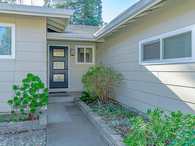 1108 Alice St — Photo 3