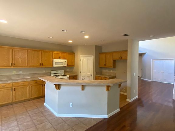3rd image of 111 Arches Cir