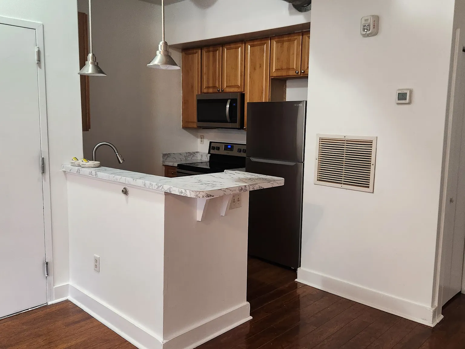 1 bed, 900 sqft, $1,300 — Photo 3