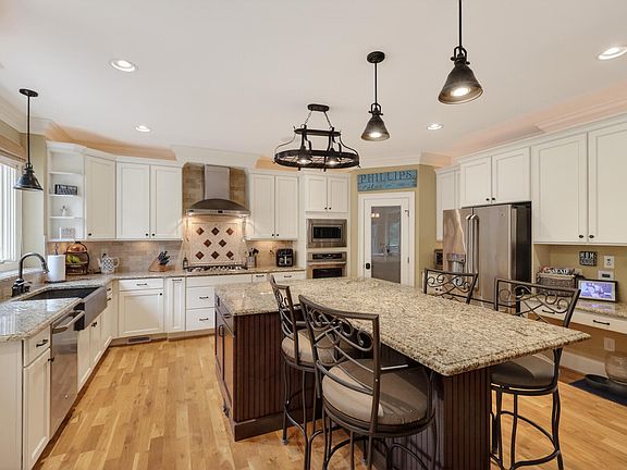 3rd image of 409 Shadowdale Ln