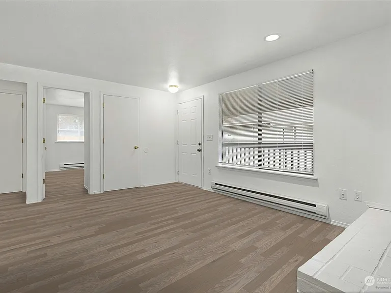 1121 S Woodlawn St #5 — Photo 2