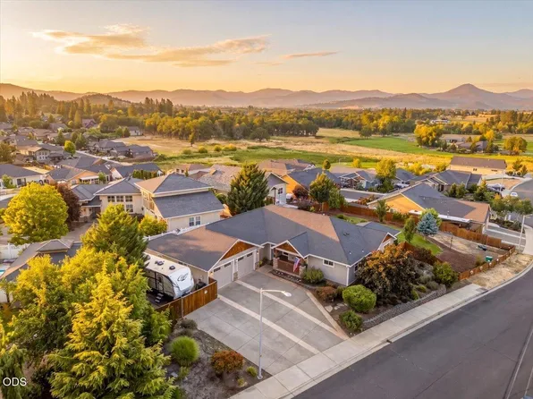 83 Hidden Valley Dr, Eagle Pt, OR 97524