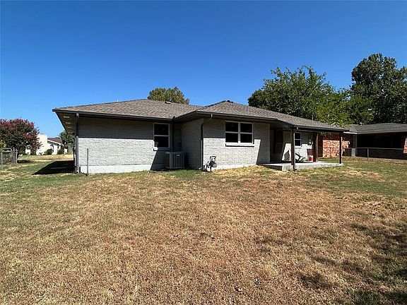 2nd image of 936 W Lovers Ln