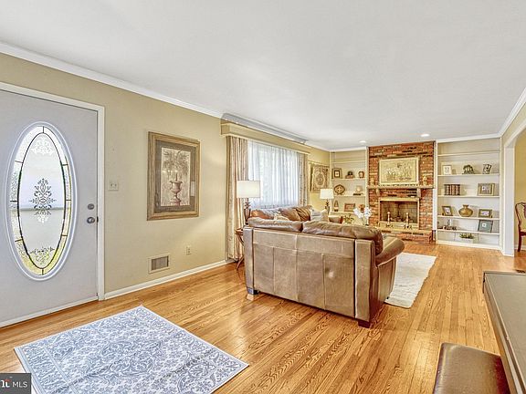 5th image of 10714 Pine St