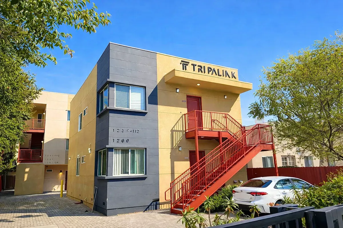 3 bed, 980 sqft, $4,200 — Photo 1