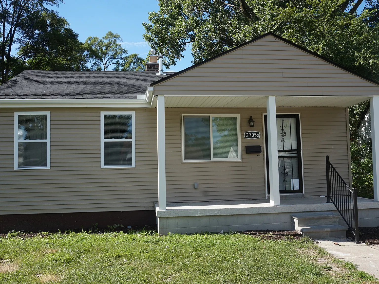 3 bed, 950 sqft, $1,300 — Photo 1