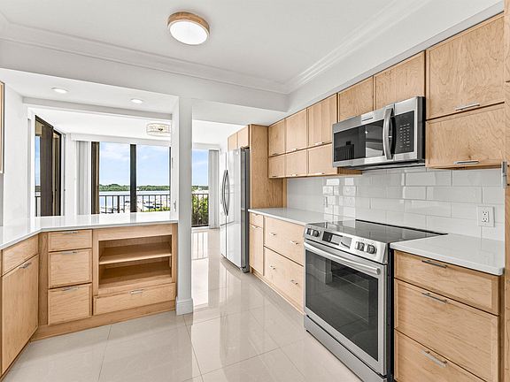 4th image of 124 Lakeshore Dr #5310