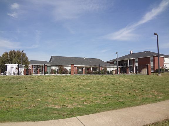 2nd image of 100 Cedar Creek Ct
