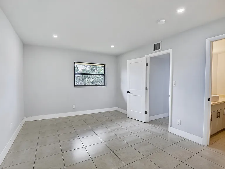 1721 SW 40th Ter #B — Photo 8