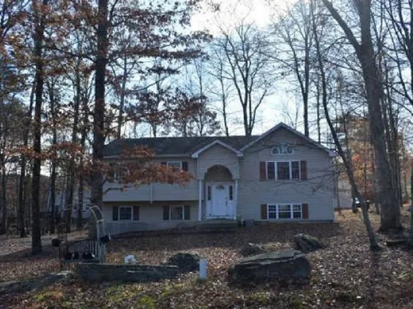 1216 Hunters Woods Dr, East Stroudsburg, PA 18301