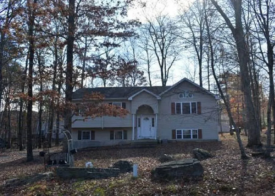 1216 Hunters Woods Dr photo 1